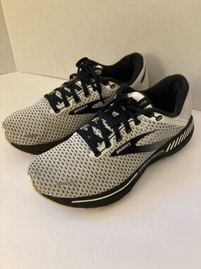 Brooks Adrenaline 22 White and Black Knit Running Sneakers women’s size 8.5